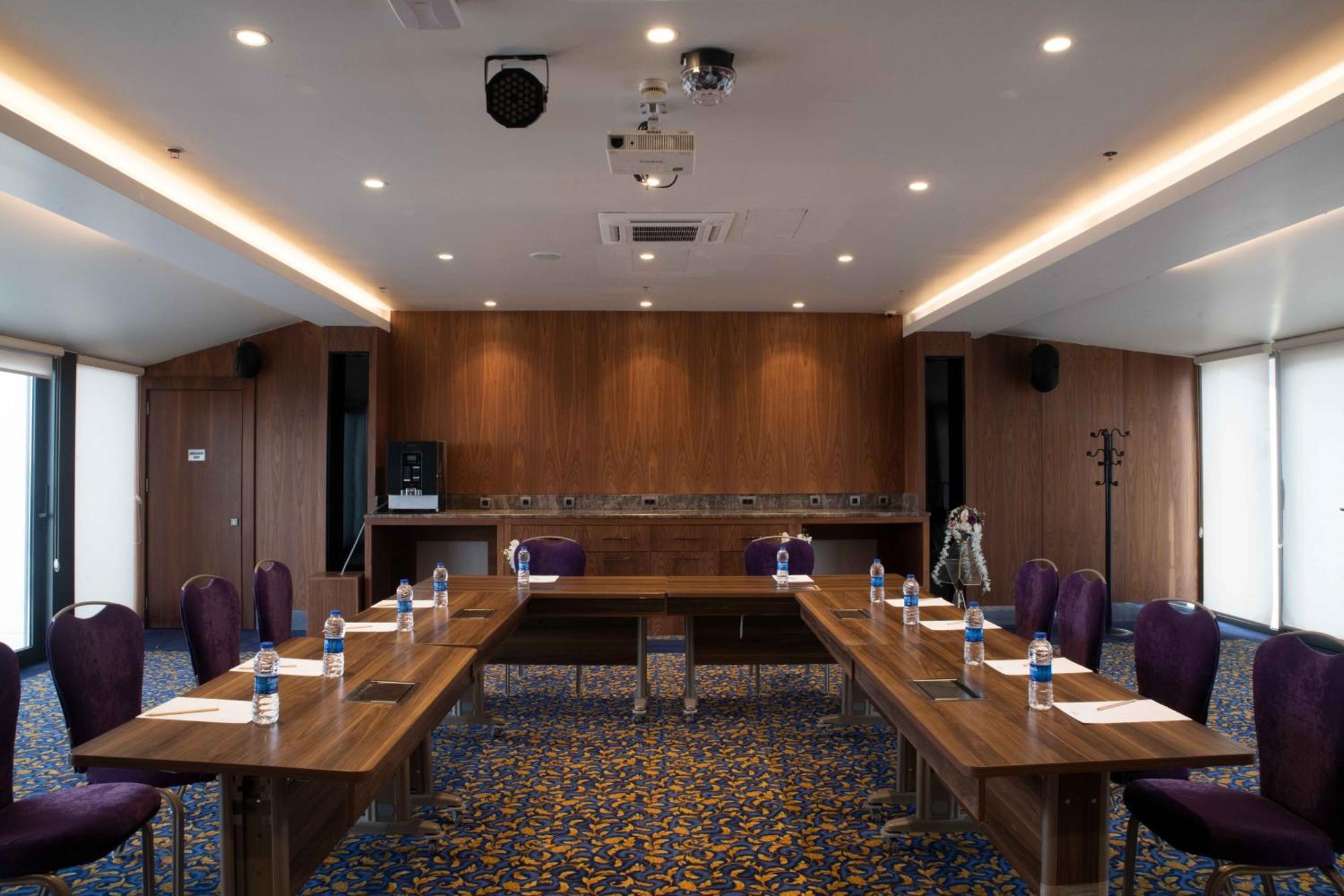 Uranus Istanbul Topkapi Exteriör bild Meeting room